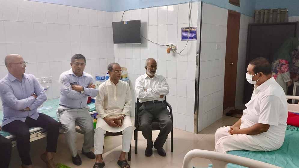 চিকিৎসাধীন সাংবাদিক নেতা কাদের গনিকে হাসপাতালে দেখতে গেলেন মঈন খান